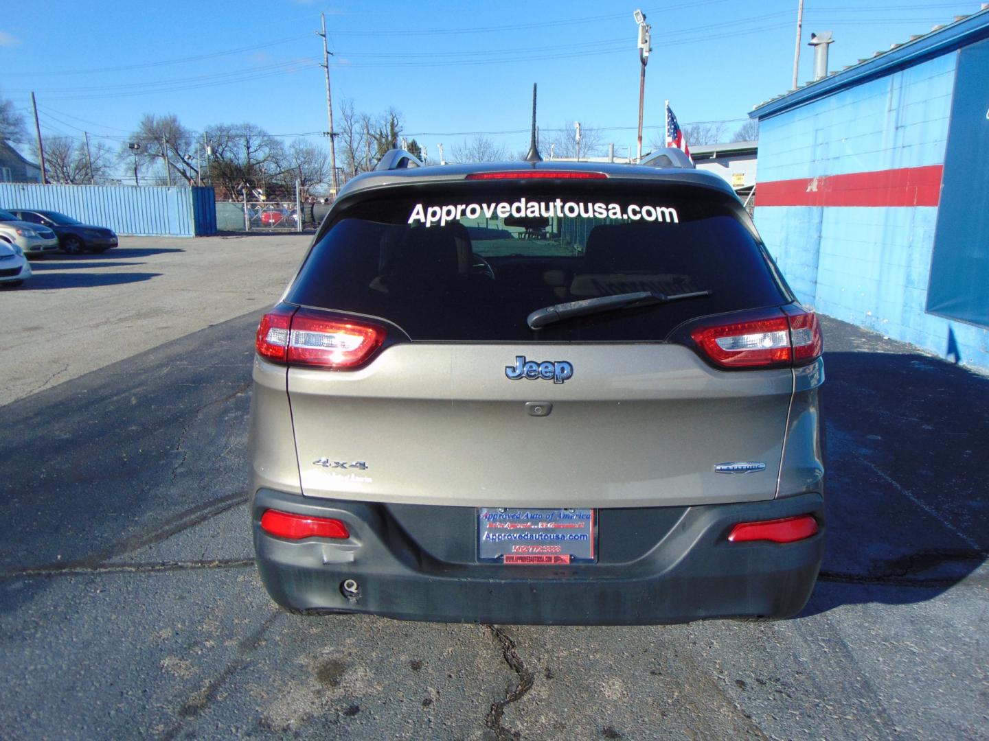 2016 Tan Jeep Cherokee (1C4PJMCB3GW) with an V6 3.2 Liter engine, Automatic, 9-Spd transmission, located at 2105 Dixie Hwy, Louisville, KY, 40210, (502) 772-3333, 38.220932, -85.795441 - Photo#15